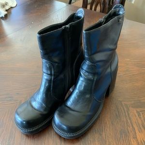 Sketchers black Diva boots size 9